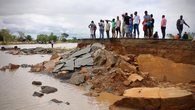 Cyclone Idai: Mozambique survivors desperate for help