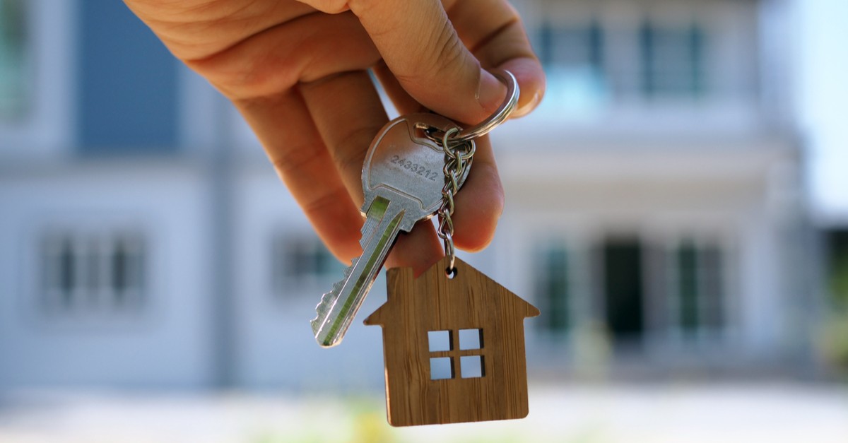 Landlord unlocks the house key for new home-img