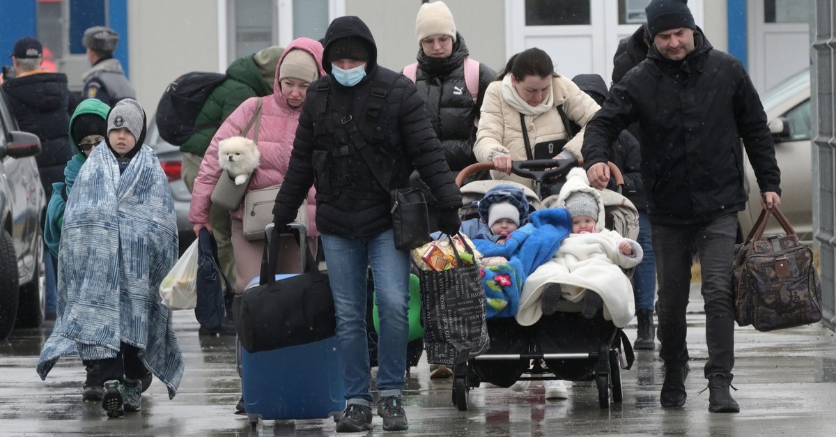 Refugee Ukrainians walk from Ukraine to Isaccea in Romania-img