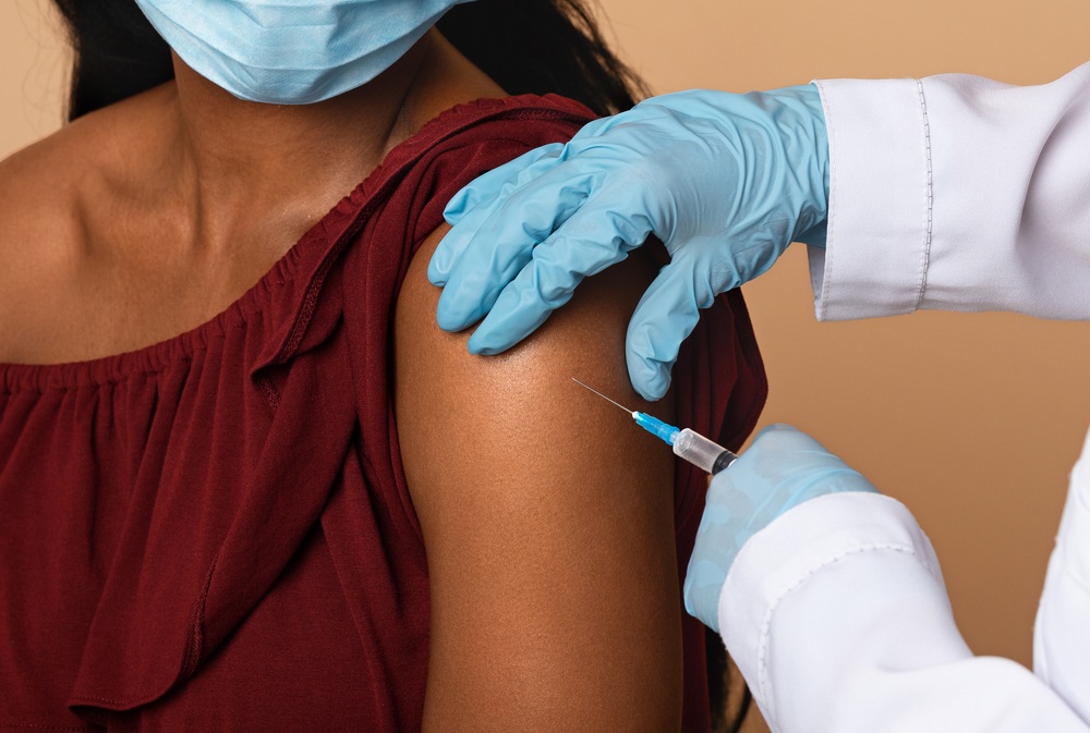 injecting vaccine in shoulder for lady-img