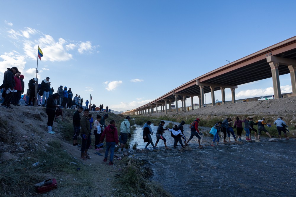 Hundreds of Venezuelan migrants crossed the Rio Bravo-img (1)