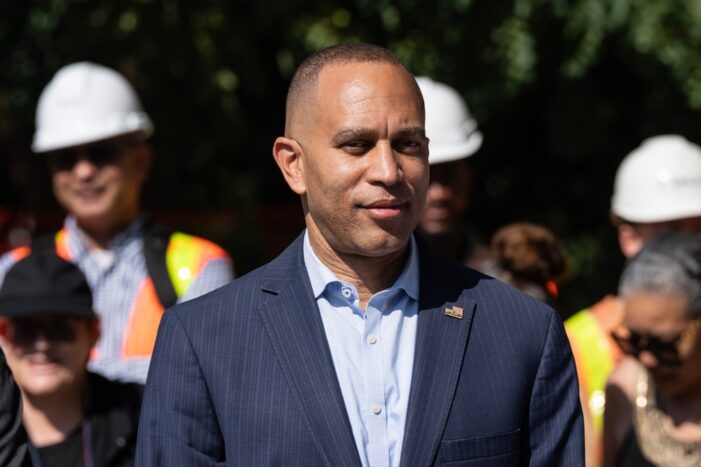 Maps, Pressure, and Party Fractures: Why Jeffries Can’t Force Unity on Redistricting